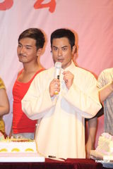 组图：郑嘉颖《叶问》剧组庆生 许愿拍戏不受伤