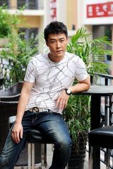 组图：《贤妻》厦门热拍 乔大韦笑容温暖