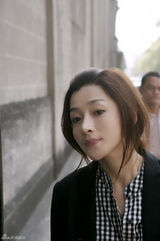 高清图：何彦霓潇洒帅气 游玩记拍浪漫写真 