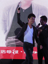 组图：贾乃亮赶场时尚活动获奖 魅力亮相引尖叫  