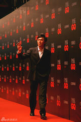 组图：秦昊帅气亮相GQ盛典 文艺气质尽显魅力