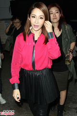 组图：萧亚轩粉衣皮裙男校开唱