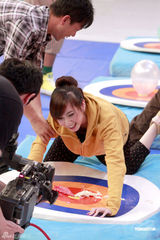 幻灯图：米雪等上节目胸爆气球 暧昧游戏姿势引遐想