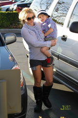 组图：布兰妮携子出游 小杰登戴帽显潮范儿