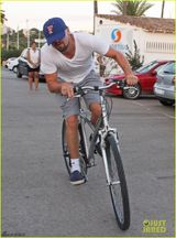 组图：莱昂纳多骑单车 动作惊险吓坏小伙伴