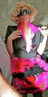 幻灯：时尚教母Lady Gaga09年雷人着装大盘点