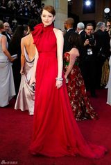 高清组图：奥斯卡红毯艾玛-斯通紫红色礼服亮相