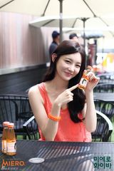 高清组图：Davichi姜敏京现身代言卖场秀迷人身姿