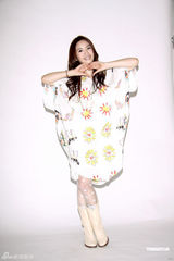 幻灯图集：林依晨穿心型白裙拍宣传照带爱犬入镜