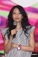 组图：莫文蔚提前穿白纱 卖性感与张亚东同台演出