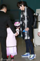 组图：朴施厚返韩过春节 抵达机场笑迎送花女孩