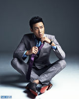 组图：陆毅拍大片秀长腿 国民偶像诠释风尚魅力