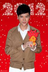 组图：冯绍峰拍拜年写真 喜气迎春送祝福