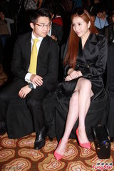 组图：梁安琪合资开酒店 何超盈签约仪式泄春光