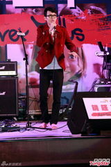 组图：何超仪称与何超云不熟 拒谈对方情变传闻