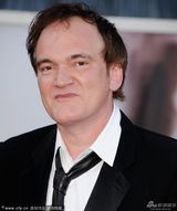 组图：导演昆汀-塔伦蒂诺携女伴亮相红毯