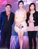 组图：唐嫣花朵裙明艳代言 闪耀春季彩妆盛会