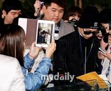 组图：BigBang成员G-dragon飞往日本办个人巡演