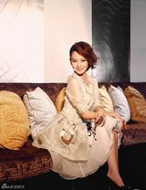 组图：戚薇熟女写真登封面 小露香肩展别样性感