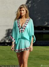 组图：波霸艾米秀美腿风骚甩发 豪乳Q弹夺眼球