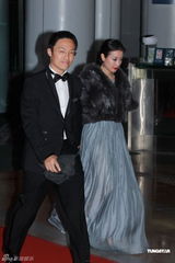 组图：富商郑裕彤孙女郑志雯出嫁 给孙女婿打满分