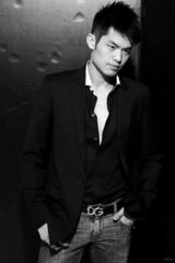 组图：林丹时尚写真秀壮硕肌肉霸气外露