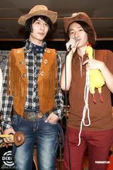 幻灯组图：旺福乐团打造“乡春之旅” 严爵变身牛仔