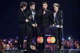 组图：单向乐队获全球成功奖 五子现场调戏奖杯