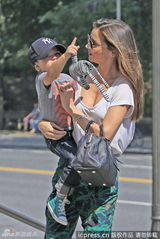 组图：米兰达深V抱子出街 小帅哥戴棒球帽萌翻