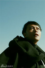 组图：陈志朋成电影狂人 忙里偷闲拍年终写真