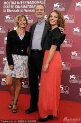 组图：《另一个家园》发布会 导演手舞足蹈