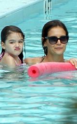 组图：克鲁斯爱女苏瑞游水出水芙蓉 凯蒂暴瘦