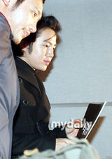 幻灯图集：韩国乐队CNBLUE出道Showcase 张根锡捧场