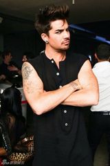 组图：兰伯特维也纳献唱 孔雀装妖娆异域风情