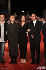 组图：赵薇携《致青春》亮相 黑衣红唇成熟妩媚