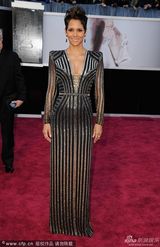 组图：群星闪耀红毯 暮光女拄拐海瑟薇优雅