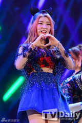 组图：4minute回归突袭游乐园 泫雅短裤秀翘臀