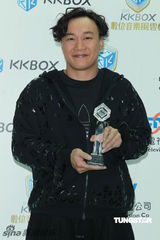 组图：大牌歌手同台high翻观众 任爸代Selina出席