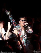 组图：葛仲珊获最佳新人奖 登台表演花裙抢镜