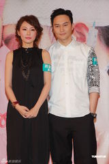 组图：张智霖新片变情圣 与“爱情狂”刘心悠激吻