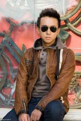 组图：刘亭作最新街拍 古铜肤色帅气潇洒