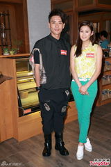 组图：黄宗泽岑丽香合照显尴尬 对绯闻做足准备