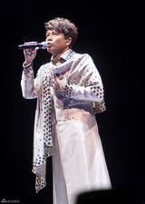 组图：李克勤上海开唱看台失火