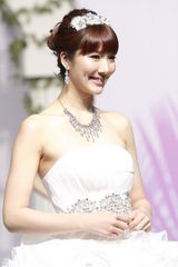 组图：李亚男婚纱展性感秀长腿美背