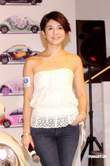 高清：杨采妮内地拍戏水土不服 小露香肩明显消瘦