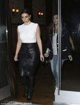 组图：卡戴珊无袖衣配紧身裙 身材丰腴妆容精致