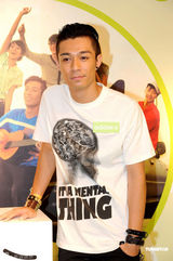 高清图：Angelababy和周柏豪联袂代言运动品牌