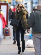 组图:吉赛尔-邦辰素颜现身街头 抚秀发气质脱俗