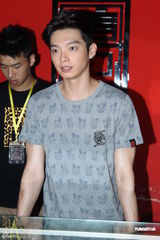 组图：辰亦儒为自己潮牌站台 方文山来助阵