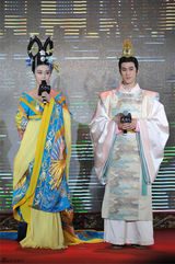 组图：范冰冰险遭李治廷袭胸 女演员齐晒半球